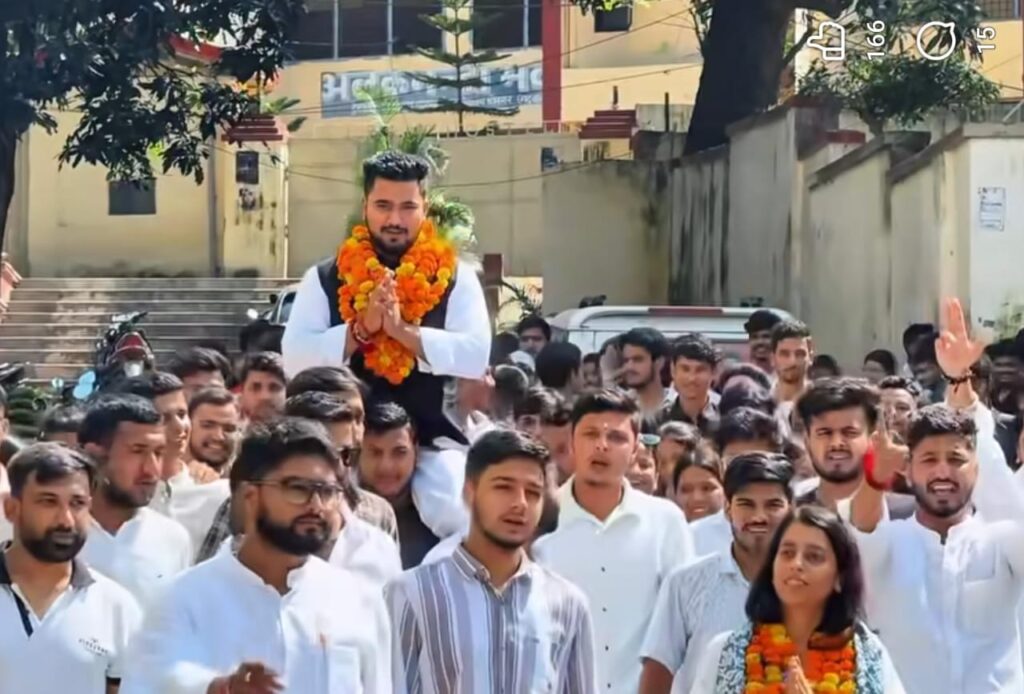 गढ़वाल विश्वविद्यालय छात्रसंघ चुनाव में अध्यक्ष पद के प्रत्याशी महिपाल बिष्ट के समर्थन में एबीवीपी कार्यकर्ता खुलकर आये सामने,,,