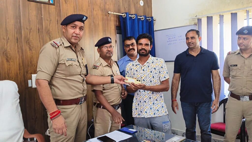 ऑपरेशन रिकवरी के तहत सिडकुल थाना पुलिस ने 70 चोरी और गुमशुदा मोबाइल फोन बरामद कर उनके स्वामियों को सौंपे,,,