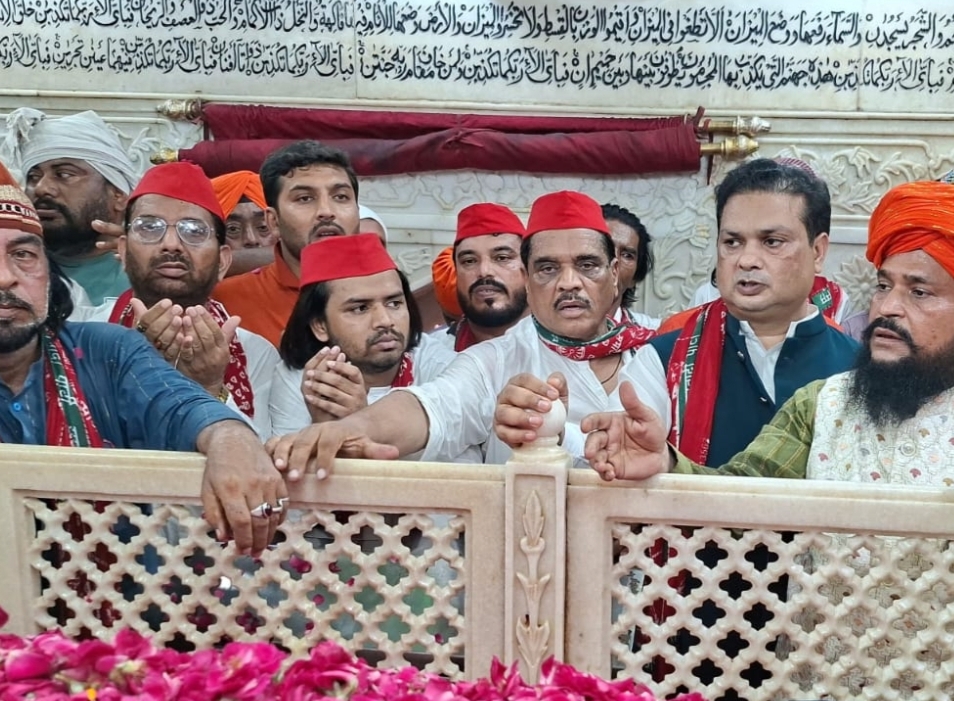 पूर्व मुख्यमंत्री अखिलेश यादव की ओर से सहारनपुर देहात विधायक आशु मलिक ने दरगाह साबिर में पेश की चादर,,,