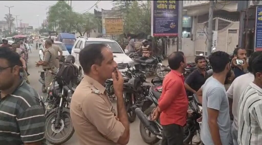 अस्पताल में हंगामे की सूचना पर पहुंची महिला पत्रकार के साथ कुछ गुंडो ने अश्लील हरकत करते हुए किया हमले का प्रयास ,,,