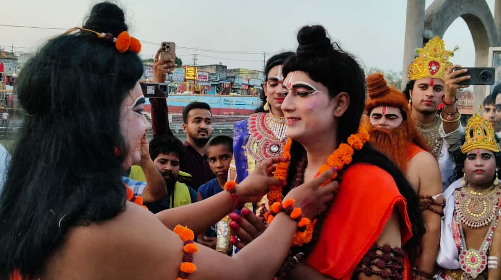 बीटी गंज रामलीला समिति द्वारा आयोजित 106-वीं भव्य रामलीला महोत्सव के अंतिम दिन गंगा तट पर भरत मिलाप की दिखी बहुत सुंदर झांकियां,,,