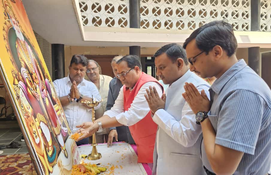 युवा अग्रवाल सभा (रजि०) के तत्वावधान में अग्रवाल भवन साकेत में अग्रवाल समाज वंशज महाराज अग्रसेन जन्मोत्सव समारोह का भव्य हवन-यज्ञ कर मनाया ,,,