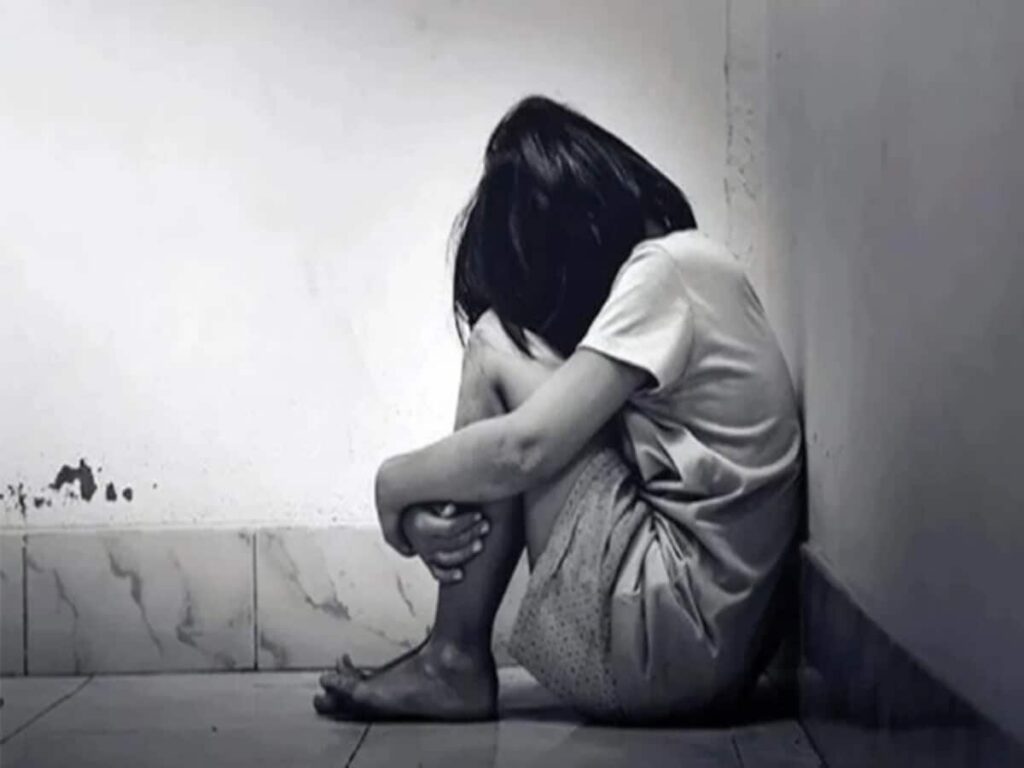 60 वर्षीय पिता ने अपनी ही नाबालिग बेटी को बना डाला हवस का शिकार , मामला तब सामने आया जब नाबालिग की तबीयत बिगड़ने पर परिजनों ने उसे अस्पताल में कराया भर्ती,,,