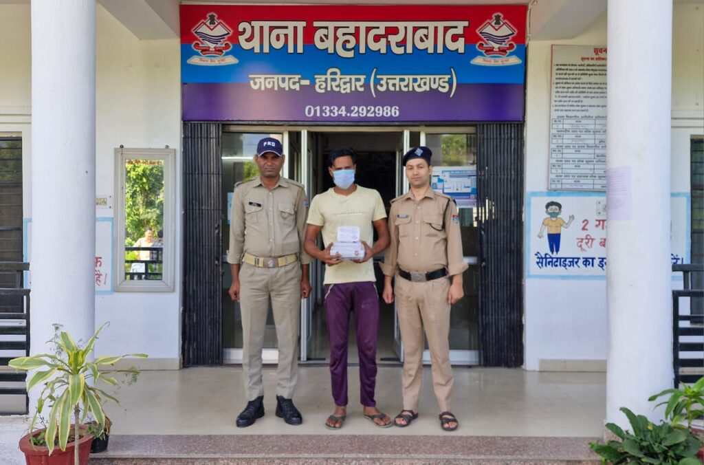 बहादराबाद पुलिस ने एक और स्मैक तस्कर को दबोच लिया। पुलिस ने उसके पास से 30 ग्राम स्मैक और इलेक्ट्रॉनिक तराजू किया बरामद ,,,