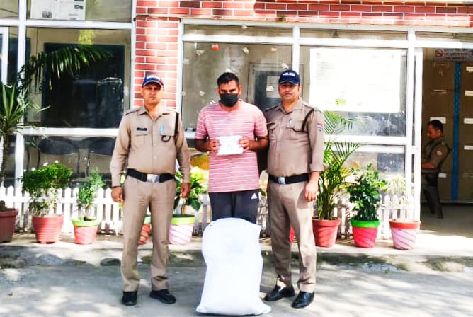 सेना की वर्दी पहनकर कैंट एरिया में घूम रहे एक फर्जी फौजी को आर्मी इंटेलिजेंस और रूड़की पुलिस की संयुक्त टीम ने धर दबोचा,,,