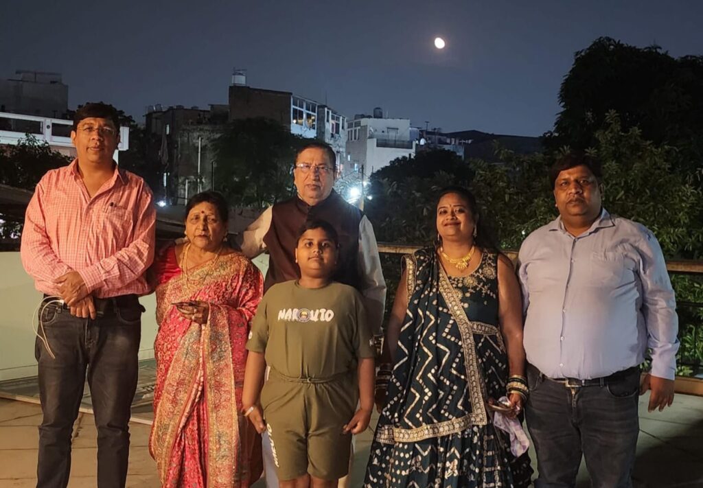 करवा चौथ पर सुहागिनों ने अटूट आस्था के साथ किया व्रत,चाँद का दीदार कर खोला निर्जला उपवास,,,