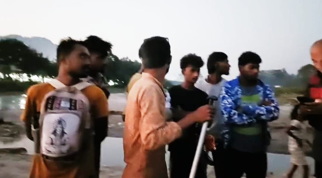 दूधियाबंद क्षेत्र में गंगा नदी के बीच बने टापू पर फंसे सात श्रद्धालुओं को जल पुलिस ने रेस्क्यू कर सुरक्षित बाहर निकाला,,,