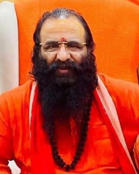 “हमें इस पर्व को भारतीय संस्कृति की गरिमा के अनुरूप मनाना चाहिए। घरों और मंदिरों में मिट्टी के दीए जलाना न केवल परंपरा को संरक्षित करेगा, बल्कि स्थानीय कुम्हारों और शिल्पकारों को देगा आर्थिक सहायता,,,श्रीमहंत रविन्द्र पूरी