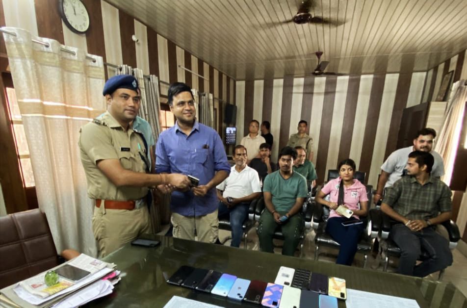 पुलिस कप्तान प्रमेन्द्र डोबाल के निर्देश पर ज्वालापुर पुलिस ने धनतेरस के दिन लोगों को दिया बड़ा तोहफा,,,