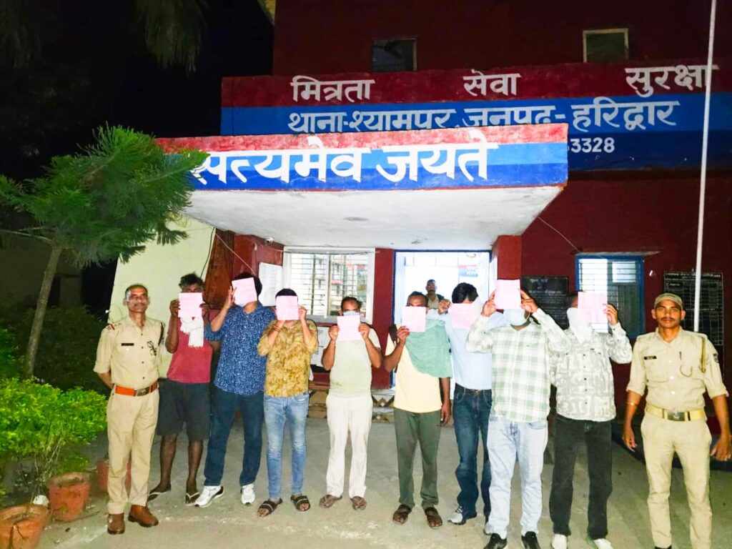 धर्मनगरी में पुलिस ने उन युवकों पर शिकंजा कस दिया जो सार्वजनिक स्थानों और ढाबों पर बैठकर जाम छलकाते आये नज़र ,,,