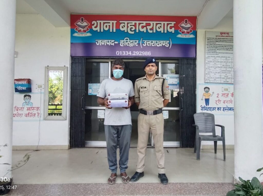 बहादराबाद थाना क्षेत्र में पुलिस टीम ने चेकिंग के दौरान स्कूटी सवार एक युवक को तमंचे और कारतूस के साथ किया गिरफ्तार ,,,