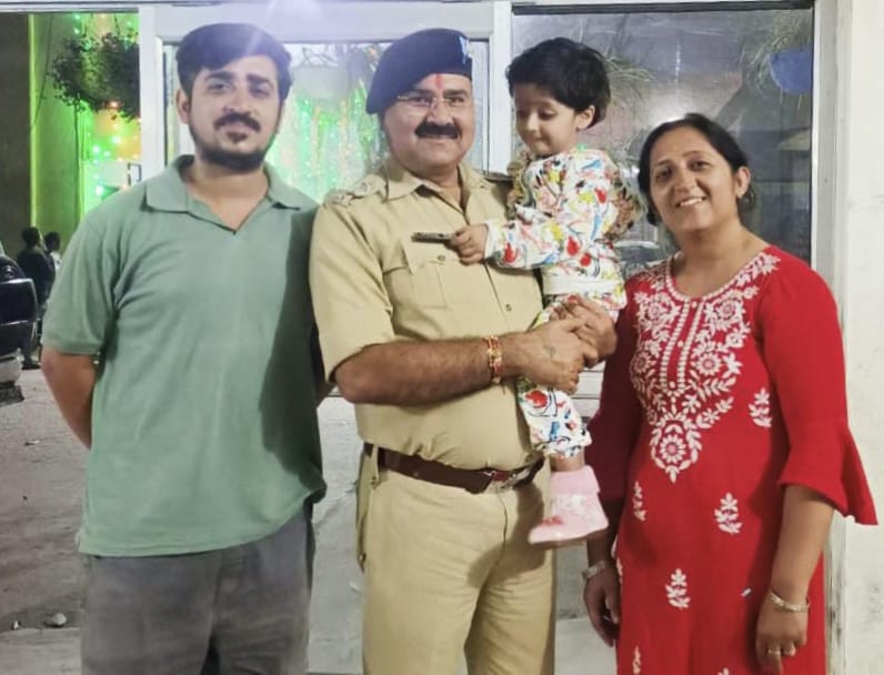 देहरादून निवासी मेघा बोरा ने जब अपनी नन्ही बच्ची को सीने से लगाया तो खुशी और दर्द दोनों की लहर एक साथ उमड़ पड़ी। अदालत के आदेश पर पुलिस ने बेटी को मां की सुपुर्दगी में दिलाया,,,
