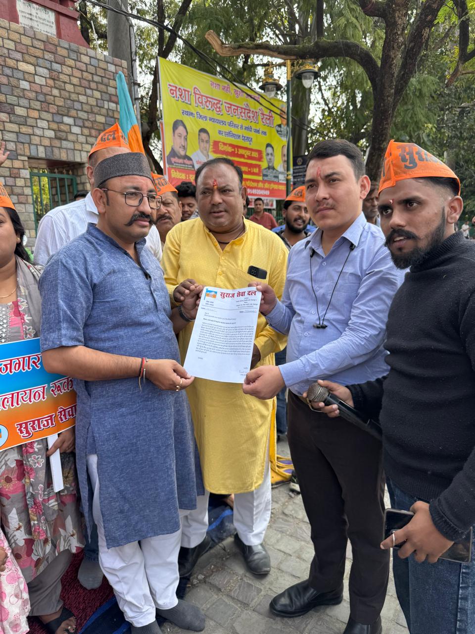 प्रदेश में बिगड़ती स्वास्थ्य व्यवस्थाओं और सरकारी अस्पतालों की लापरवाही के विरोध में सुराज सेवा दल के कार्यकर्ताओं ने गांधी पार्क में किया जोरदार धरना प्रदर्शन,,,
