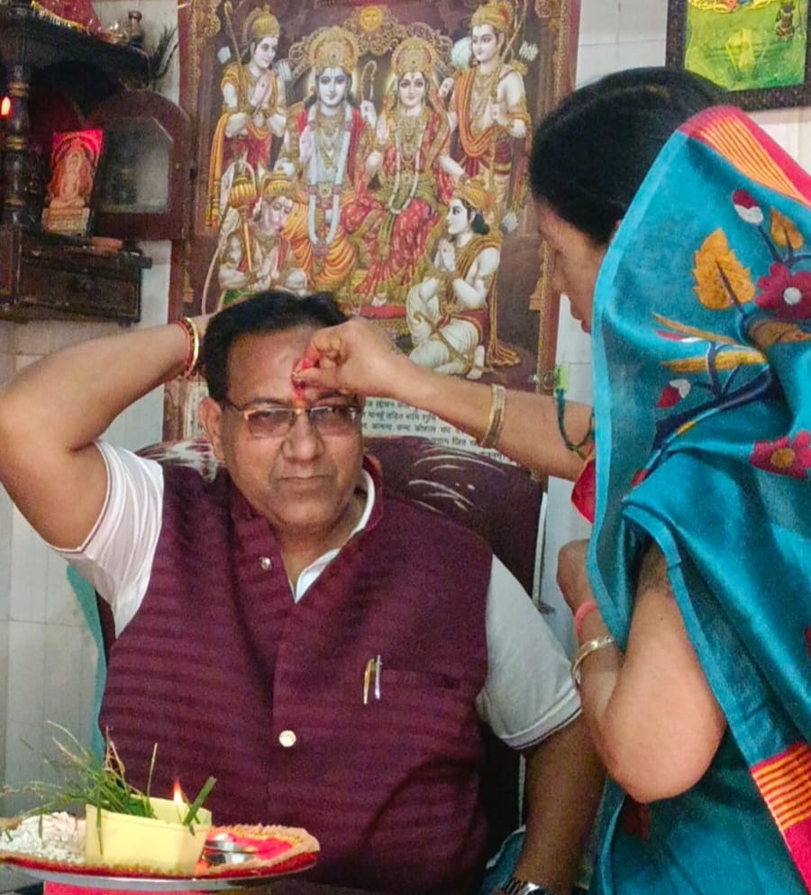 भैया दूज पर्व पर मुस्लिम बहन नाजनीन ने तिलक कर नवीन जैन एडवोकेट के दीर्घायु की की कामना,,,
