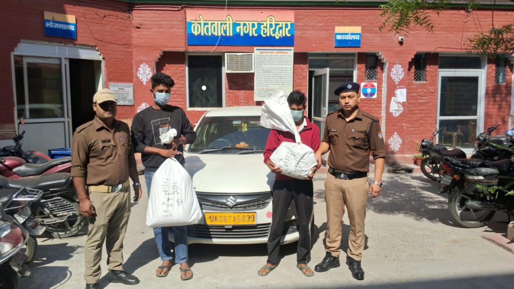 पुलिस ने कार में गांजा लेकर जा रहे दो नशा तस्करों को दबोचा , आरोपियों के कब्जे से कुल 15 किलो अवैध गांजा किया बरामद,,,
