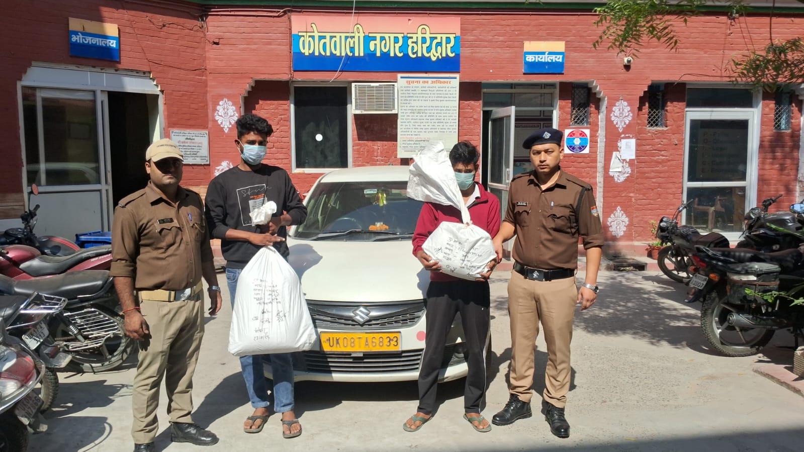 पुलिस ने कार में गांजा लेकर जा रहे दो नशा तस्करों को दबोचा , आरोपियों के कब्जे से कुल 15 किलो अवैध गांजा किया बरामद,,,