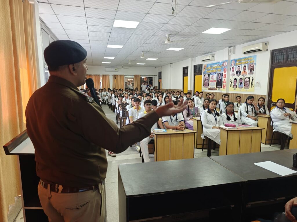 भविष्य के नागरिकों को यातायात अनुशासन के प्रति सजग बनाने की अनूठी पहल में शिवडेल पब्लिक स्कूल, जगजीतपुर में सड़क सुरक्षा एवं यातायात जागरूकता कार्यक्रम किया आयोजित ,,,