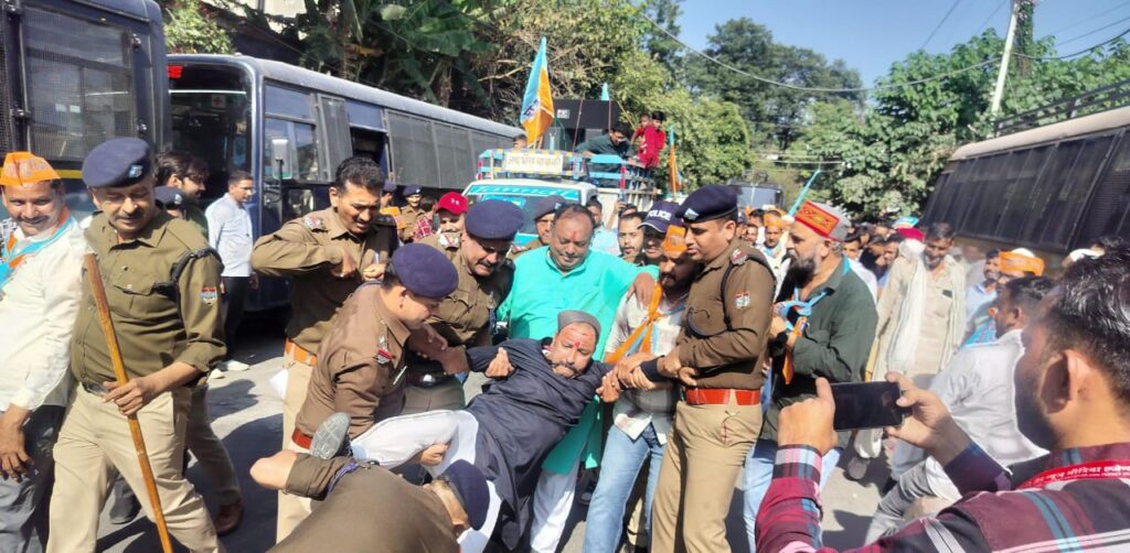 बिगड़ती कानून व्यवस्था और पहाड़ों की अनदेखी के खिलाफ सुराज सेवा दल के सैकड़ों कार्यकर्ता पुलिस मुख्यालय में उमड़े,,,