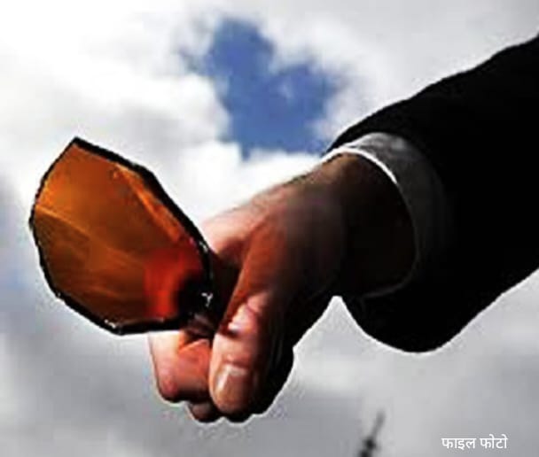 गंगा किनारे घाट पर बैठे युवकों पर बर्बर हमला शराब की बोतल चेहरे पर फोड़ने से एक युवक की आंख की चली गयी रोशनी, दूसरे की बताई जा रही गम्भीर हाला  पुलिस ने मामले में किया मुकदमा दर्ज,,,