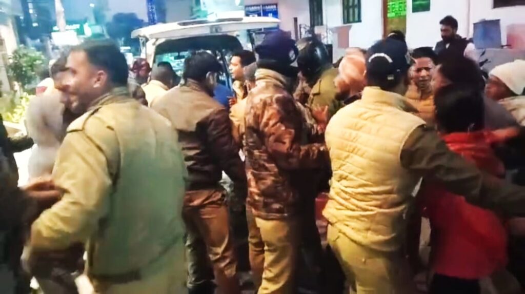 नया हरिद्वार कॉलोनी स्थित देवभूमि अस्पताल में डिलीवरी के बाद एक महिला की मौत, घटना की जानकारी मिलते ही परिजनों ने अस्पताल प्रबंधन पर गंभीर लापरवाही का आरोप लगाते हुए किया हंगामा,,,