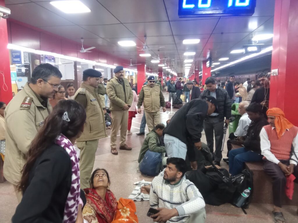 लाल किले के नजदीक हुए बम धमाकों के बाद हरिद्वार पुलिस एक्शन मोड में सोमवार रात से पुलिस ने शहर के प्रमुख मार्गों, बस अड्डे, रेलवे स्टेशन और गंगा घाटों पर सुरक्षा चक्र को किया मजबूत,,,