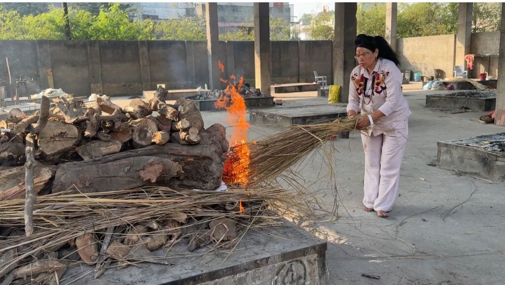 महाकाल की बेटी ने ठाना है,हर मृतक को कफन देके मुर्दों से प्रेम निभाना है,क्रांतिकारी शालू सैनी अब तक कर चुकी हैं छः हजार से अधिक लावारिसों का अंतिम संस्कार,,,