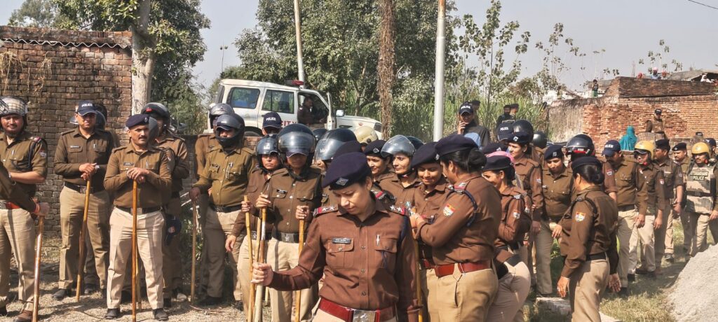 कंकरखाता गांव में खाली पड़ी जमीन पर डॉ. भीमराव आंबेडकर की मूर्ति लगाए जाने को लेकर माहौल तनावपूर्ण हो गया। दो पक्षों के आमने-सामने आने की सूचना पर पुलिस और प्रशासनिक अधिकारियों ने तुरंत गांव पहुंचकर स्थिति संभाली,,,