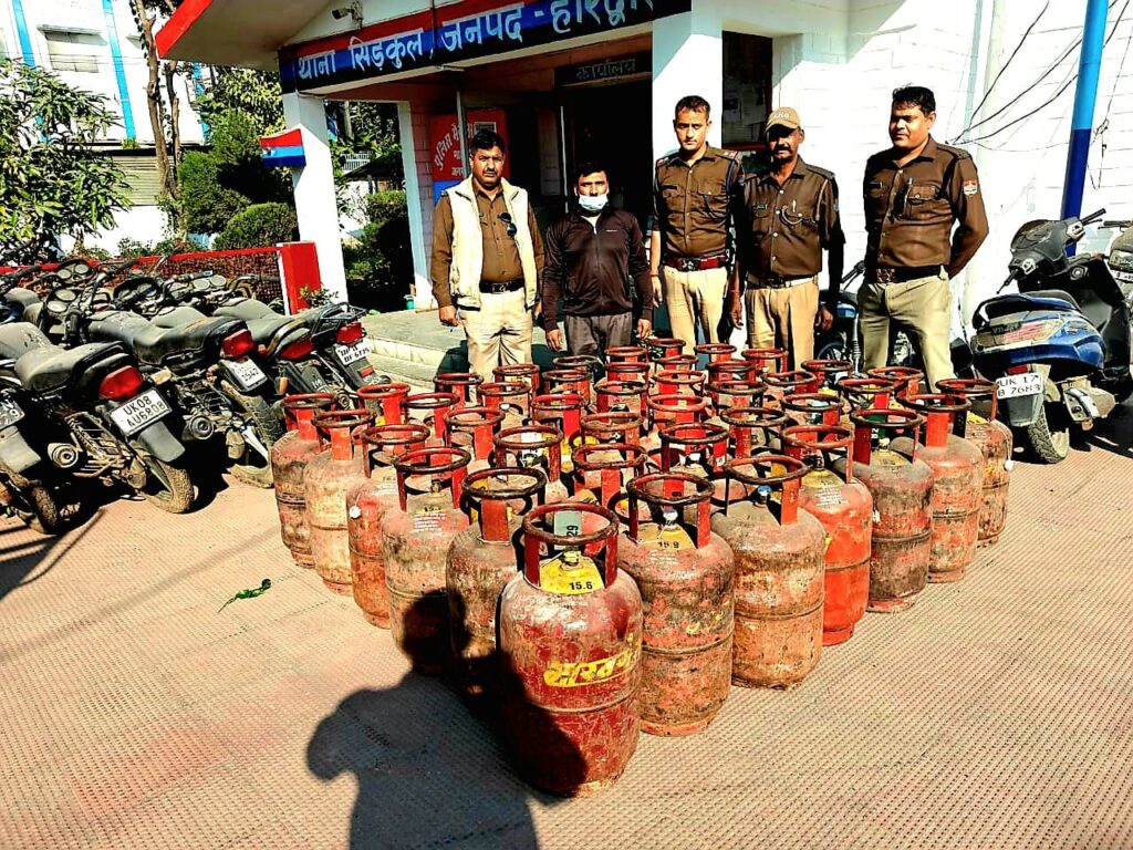 सिडकुल थाना क्षेत्र से अवैध LPG सिलेंडरों का बड़ा जखीरा बरामद कर पुलिस ने एक व्यक्ति को किया गिरफ्तार,,,
