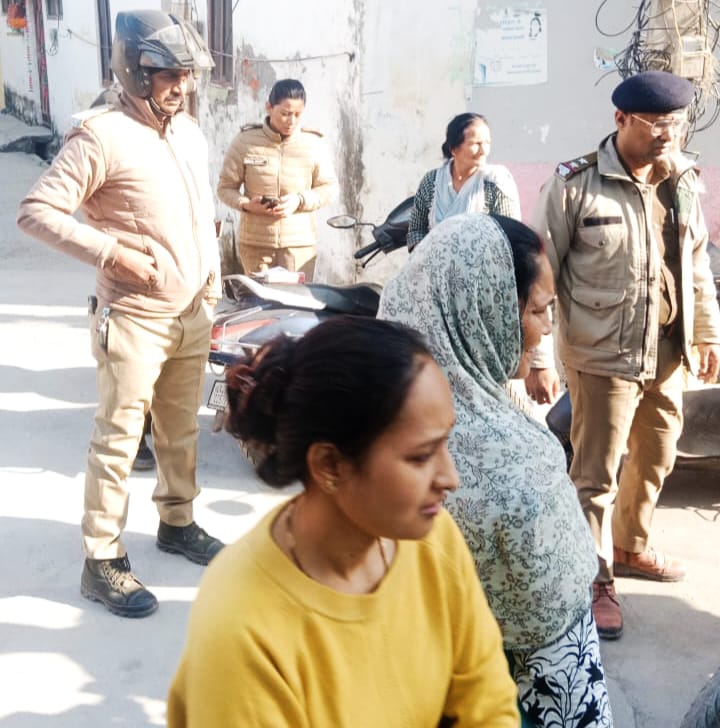 वरिष्ठ पुलिस अधीक्षक प्रमेन्द्र सिंह डोबाल के स्पष्ट निर्देशों के बाद हरिद्वार पुलिस ने ज्वालापुर क्षेत्र में कानून व्यवस्था मजबूत करने के लिए दोहरी कार्रवाई करते हुए किरायेदारो का चलाया सत्यापन अभियान,,,