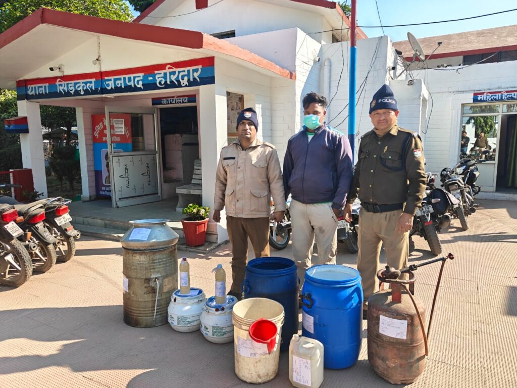 ग्राम खालाटीरा में चल रही अवैध शराब की मिनी फैक्टरी का खुलासा करते हुए पुलिस ने मौके से भारी मात्रा में उपकरणों के साथ 30 लीटर कच्ची शराब बरामद की, जबकि लगभग 3000 लीटर लाहन को मौके पर किया नष्ट,,,