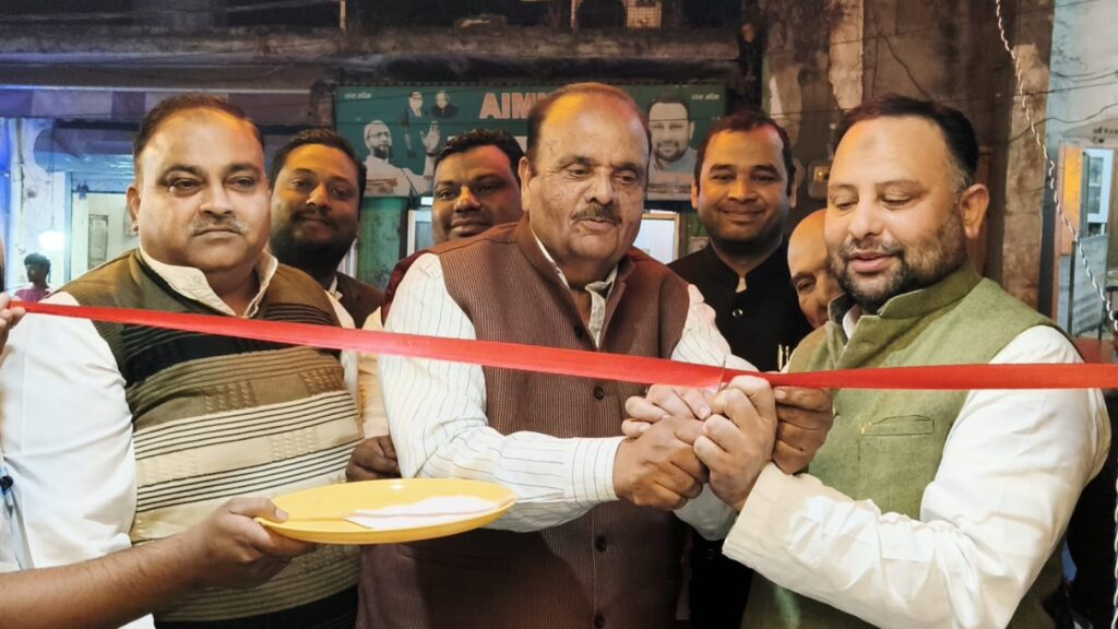 मजलिस के प्रदेश अध्यक्ष डॉ०नैयर काजमी तथा वरिष्ठ समाजसेवी एहसान कुरैशी ने अल्फा अल्फा रेस्टोरेंट का फीता काटकर किया उद्घाटन,,,