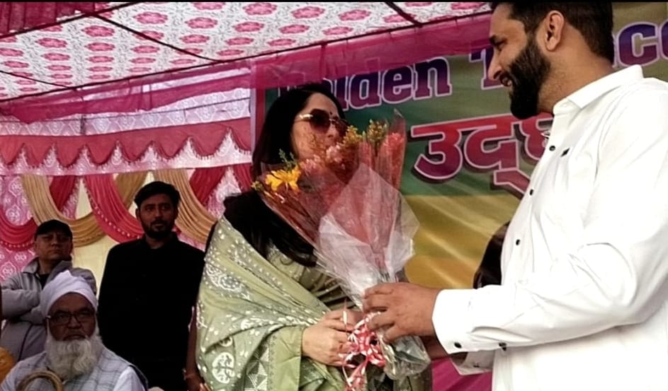 गोल्डन टेलीकॉम एंड इलेक्ट्रॉनिक्स शोरूम का मुख्यातिथि के रूप में पहुंची विधायक उमेश कुमार की धर्मपत्नी सोनिया शर्मा ने फीता काटकर किया उद्घाटन,,,