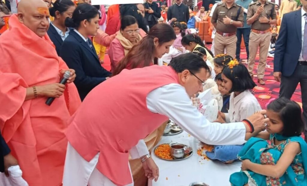 पत्नी के साथ रुड़की पहुंचे मुख्यमंत्री ने किया कन्या पूजन,आश्रम में हॉल का लोकार्पण कर शहीद चौक के नाम से जाना जाएगा अब ईदगाह चौक,,,