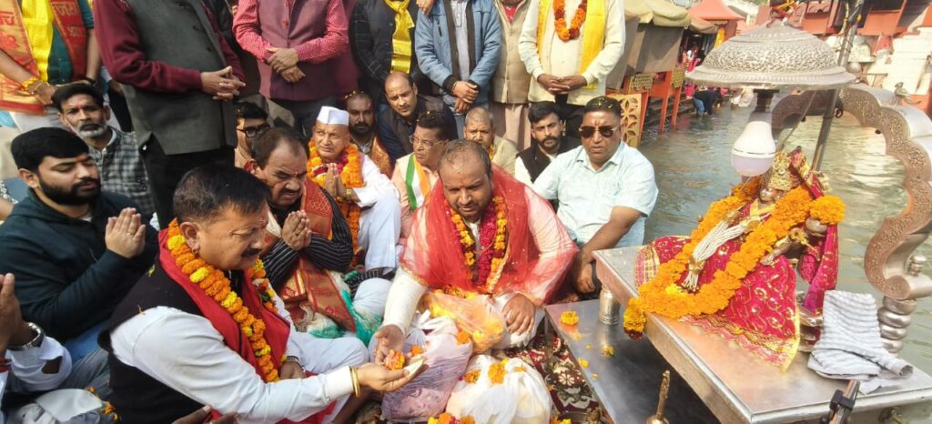 जिला महानगर कांग्रेस के नवनियुक्त अध्यक्ष अमन गर्ग, जिलाध्यक्ष बालेश्वर सिंह और उत्तराखंड चुनाव प्रबंधन समिति के नवनियुक्त अध्यक्ष डॉ. हरक सिंह रावत ने शिव मूर्ति चौक पहुंचकर भगवान शिव की प्रतिमा पर पुष्पांजलि अर्पित ,,,