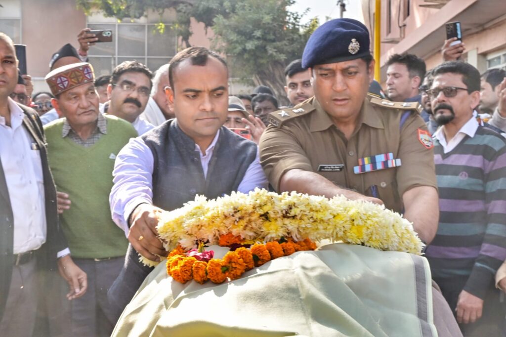 उत्तराखंड राज्य आंदोलन के अग्रणी सेनानी, प्रख्यात जननेता एवं पूर्व कैबिनेट मंत्री दिवाकर भट्ट का अंतिम संस्कार खड़खड़ी श्मशान घाट पर राजकीय सम्मान के साथ किया गया,,,