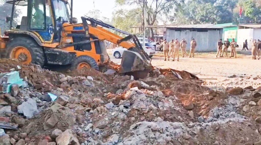 धामी सरकार के सख्त निर्देशों के तहत अवैध धार्मिक निर्माणों पर चलाए जा रहे अभियान के तहत पिरान कलियर क्षेत्र में बनी एक मजार को प्रशासनिक टीम ने किया ध्वस्त ,,,