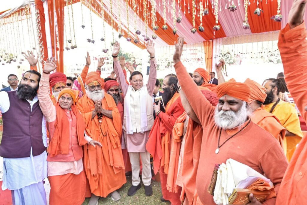 धर्मनगरी हरिद्वार में होने वाले 2027 के दिव्य–भव्य कुंभ के सुचारू व ऐतिहासिक आयोजन की तैयारियों को गति देते हुए मुख्यमंत्री पुष्कर सिंह धामी ने शुक्रवार को गंगा तट पर सभी 13 अखाड़ों के आचार्यों व संतगणों के साथ की महत्वपूर्ण बैठक,,,