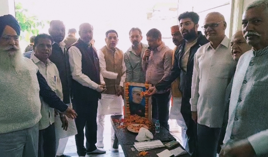 चाचा नेहरू की 136 वी जयंती पर रुड़की के कॉंग्रेस नेताओ ने उनके चित्र पर फूल माला अर्पित कर मनाया गया जन्मदिन,,,
