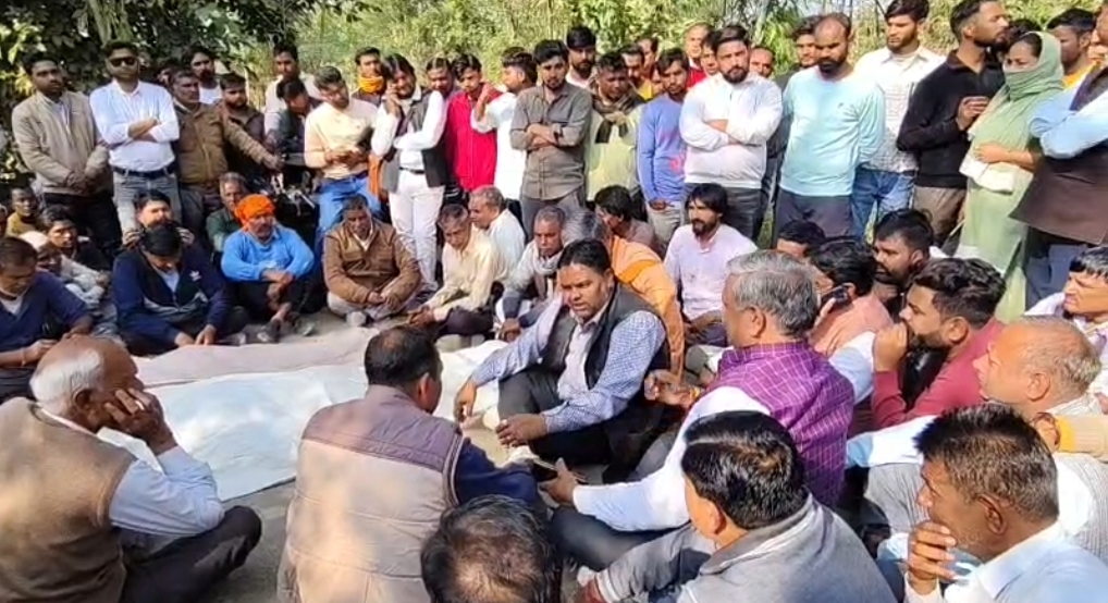 अवैध खनन सामग्री से भरी ट्रैक्टर ट्राली ने बाइक सवार दो लोगों की ली जान,चार घण्टे की कड़ी मशक्कत के बाद ग्रमीणों को शांत कर पुलिस प्रशासन ने खुलवाया जाम,,,