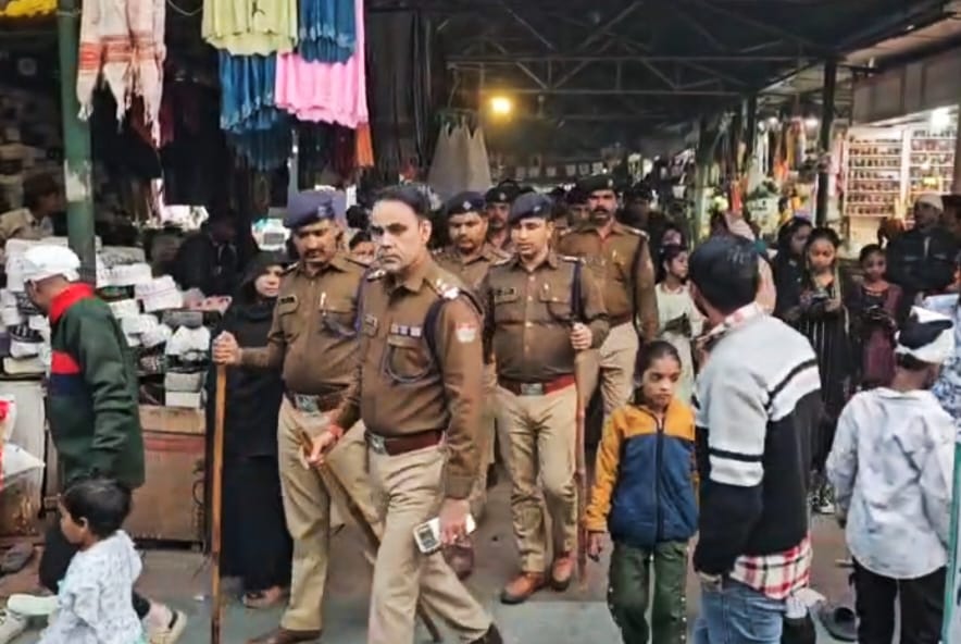 कलियर थाना पुलिस ने भी एसपी देहात शेखर सुयाल, सीओ रुड़की नरेंद्र पंत और कलियर थानाध्यक्ष रविन्द्र कुमार के नेतृत्व में क्षेत्र में निकाला फ्लैगमार्च,,,