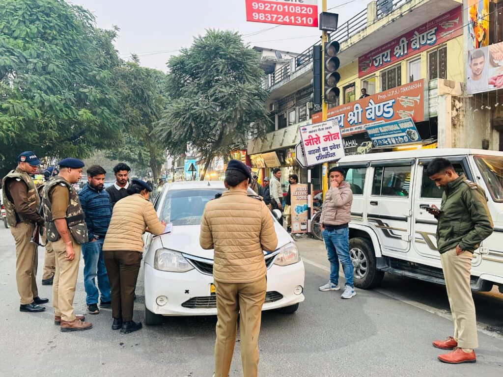 हरिद्वार पुलिस ने ज्वालापुर क्षेत्र में चलाया सघन चेकिंग अभियान,यातायात नियमों के उल्लंघन पर मोटर वाहन अधिनियम के तहत 22 चालान किए गए, जिनसे 17 हजार 500 रुपये का वसूला संयोजन शुल्क,,,