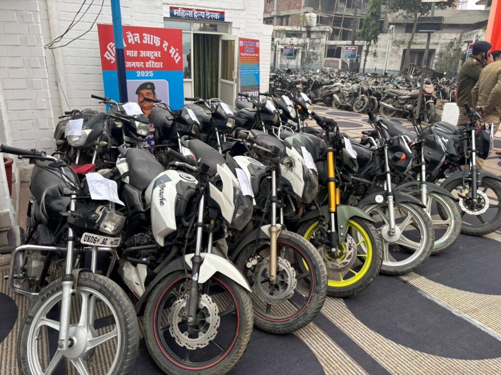 पुलिस ने 14 चोरी की मोटरसाइकिलें बरामद करते हुए चार शातिर चोरों को किया गिरफ्तार,,,