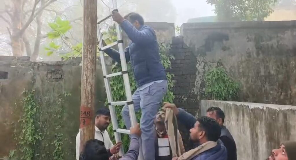 क्षेत्र में अघोषित विधुत कटौती से खिन्न होकर झबरेड़ा विधायक ने बिजली अधिकारियों के परिसर की काटी तारे,,,