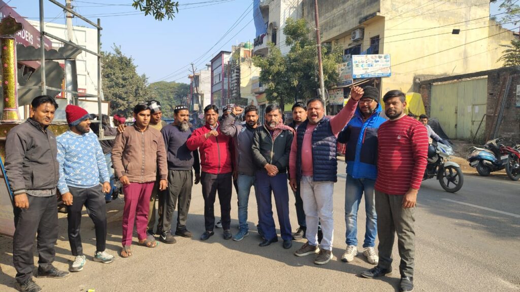 बांग्लादेश में हिंदू समुदाय पर हो रहे कथित अत्याचार और हत्याओं के विरोध में पीठ बाजार चौराहे पर किया जोरदार प्रदर्शन,,,