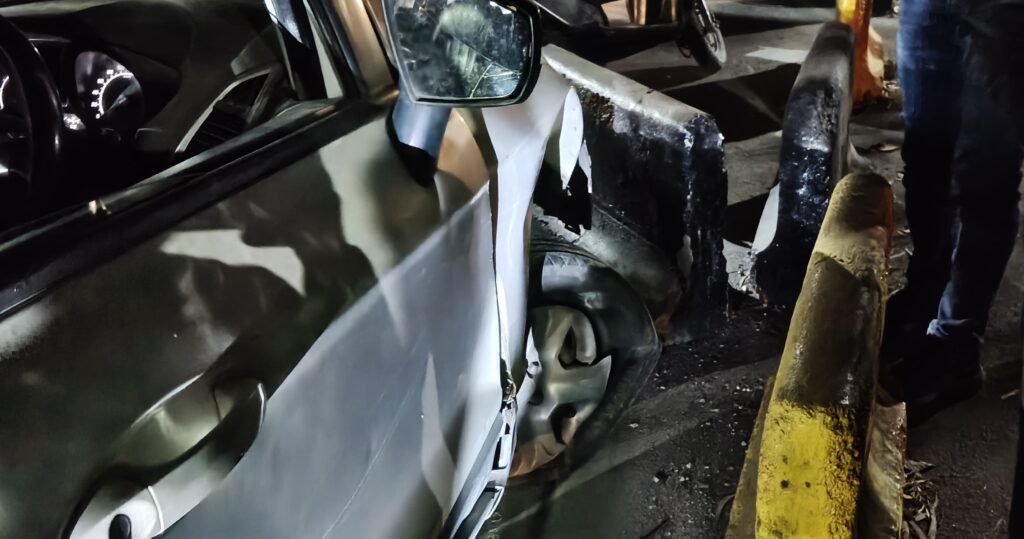 सड़क के बीचों-बीच रखे उल्टे-पुल्टे डिवाइडर से टकराकर गाड़ी हुई क्षतिग्रस्त,भाजपा नेता घटना में बाल-बाल बचे,,,