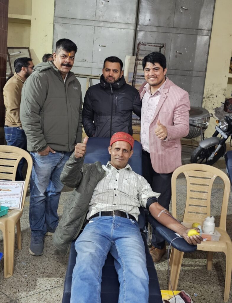 चार साहिबजादों के शहीदी दिवस पर आयोजित रक्तदान शिविर में रक्तवीर फुरकान अंसारी ने किया रक्तदान,,,