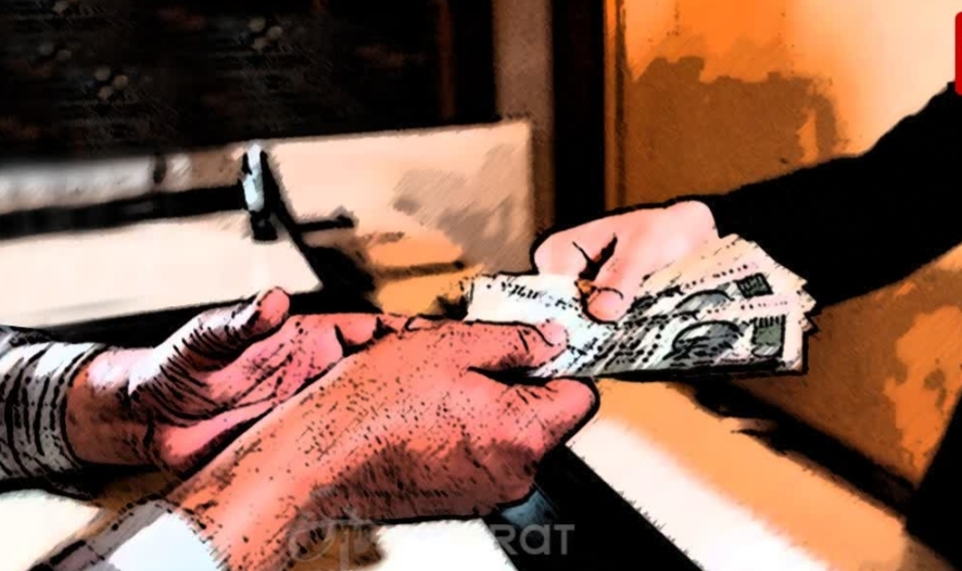 एक माह पूर्व देहरादून से रुड़की आये डॉक्टर आभास सिंह को विजिलेंश ने रिश्वत लेने का कराया आभास, रंगे हाथ किया गिरफ्तार,,,