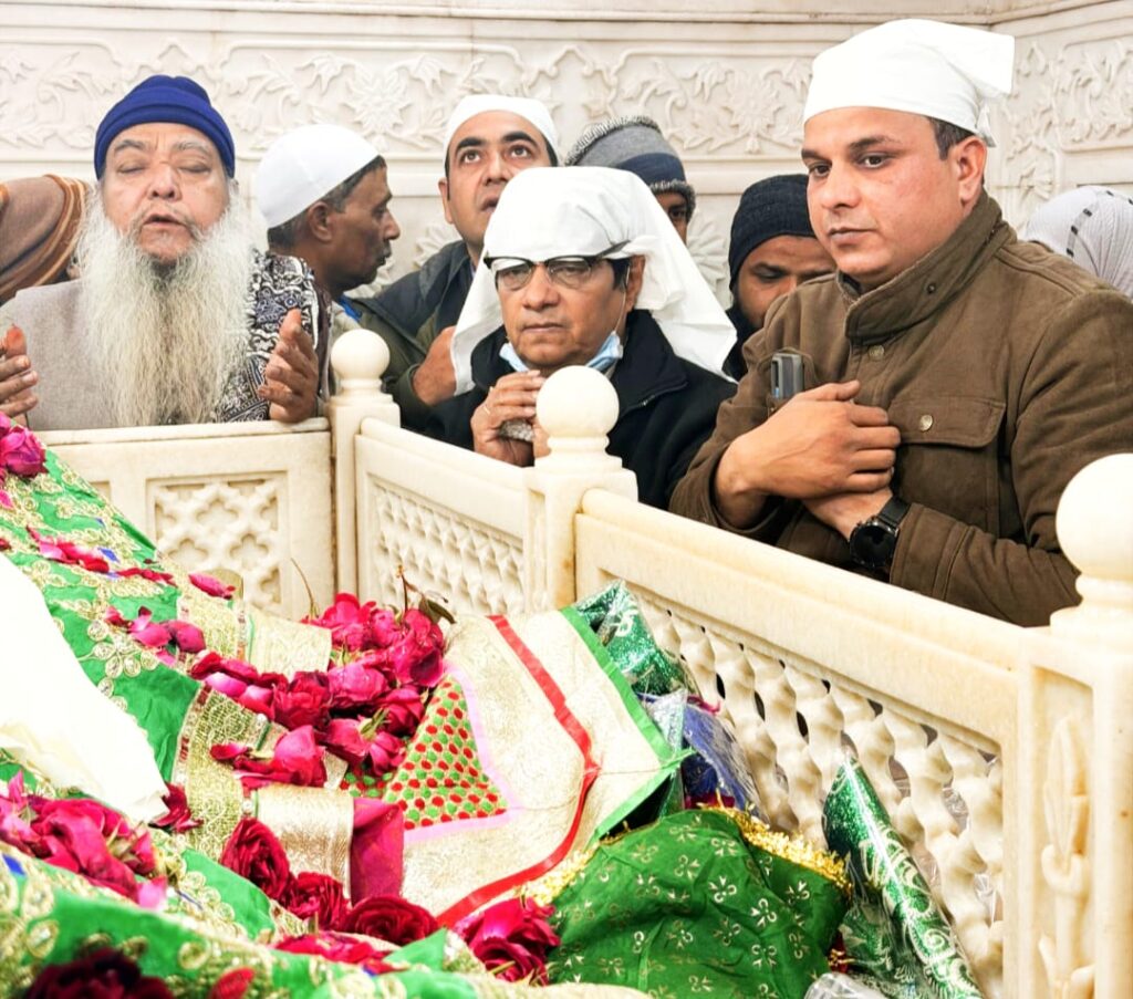 शूटिंग के बीच अक़ीदत की हाजिरी: हॉलीवुड फिल्म ‘शेष’ के अभिनेता ब्रिजेन्द्र काला ने दरगाह साबिर पाक में टेका मत्था..