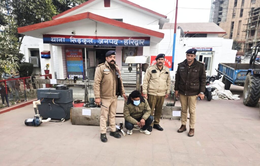 चोरी की वारदात को अंजाम देने वाला कोई बाहर का शातिर नहीं, बल्कि फैक्ट्री का पूर्व कर्मचारी निकला,,,