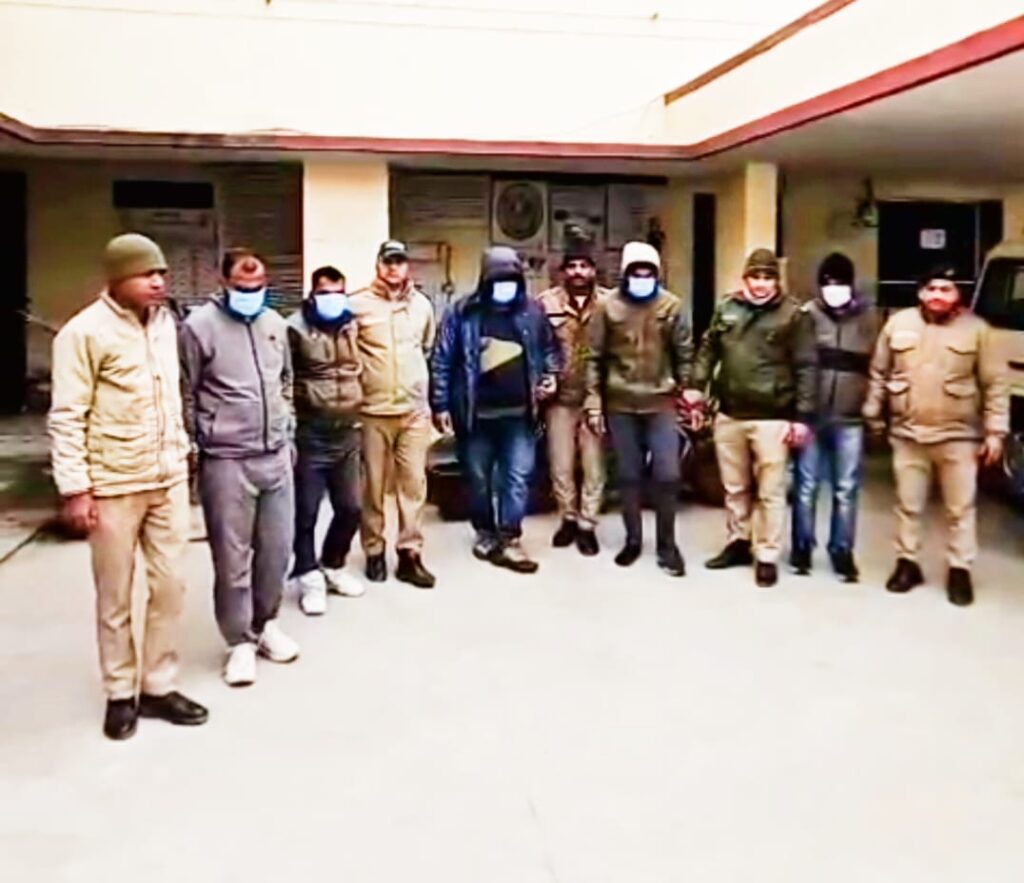 लूट की घटना को अंजाम देने वाले सभी 05 आरोपियों को दबोच लिया। गिरफ्तार आरोपियों के कब्जे से लूटी गई 91,950 रुपये नकद, 02 अवैध तमंचे (.315 बोर), 04 जिंदा कारतूस, 02 अवैध चाकू और 01 आलानकब किया बरामद,,,